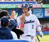 　６回、古賀は左越えに同点ソロを放ち、笑顔でベンチにがい旋する（撮影・佐藤厚）