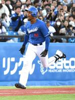 　７回、ブライトは左越えに勝ち越しの１号ソロを放ち、叫びながらダイヤモンドを一周する（撮影・佐藤厚）