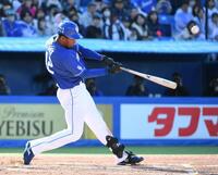 　７回、ブライトは左越えに勝ち越しの１号ソロを放つ（撮影・佐藤厚）