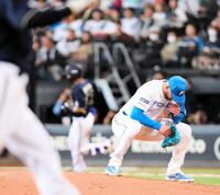 　６回、中川（中央）に逆転３ランを浴び、うなだれるバーヘイゲン（撮影・中島達哉）