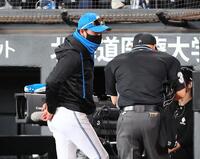 　７回、選手交代を告げる新庄監督（左）＝撮影・中島達哉