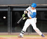 　５回、勝ち越しとなる適時二塁打を放つ清宮幸（撮影・中島達哉）