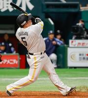 　５回、山川が左越えに適時二塁打を放つ