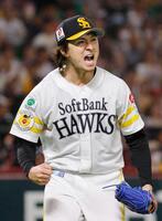 　５回、長谷川を三ゴロ併殺に仕留め、雄たけびを上げる上沢