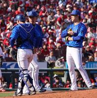 　８回途中、松尾と颯に交代を告げる三浦監督（撮影・市尻達拡）