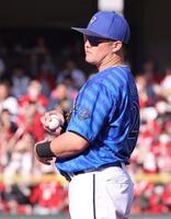 　８回、菊池の打球を捕球しきれず失策を記録し、立ち尽くす牧（撮影・市尻達拡）