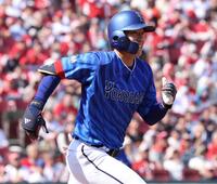 　５回、代打で出場し、三ゴロながら打点を挙げる度会（撮影・市尻達拡）