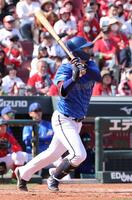 　５回、三ゴロながら打点を挙げる代打・度会（撮影・市尻達拡）