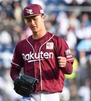 　８回、小川を二ゴロ併殺に打ち取りガッツポーズを決める古謝（撮影・開出牧）