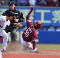 　４回、二盗に成功する武藤（右）。左は遊撃手・小川（撮影・開出牧）