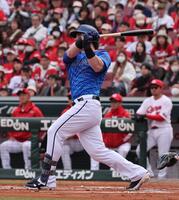 　左中間への２点タイムリー二塁打を放つオースティン＝４日