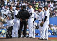 　４回、小深田に四球を与えたボス（中央右）の元に集まるロッテナイン（撮影・開出牧）