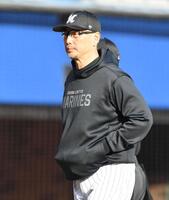 　８回、投手交代を告げた吉井監督（撮影・開出牧）