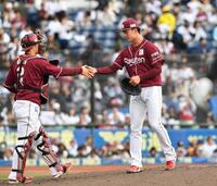 　３安打完封で今季初勝利を挙げ太田（左）と握手を交わす古謝（撮影・開出牧）