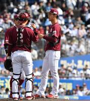 　３回、佐藤に死球を与えた古謝（右）＝撮影・開出牧