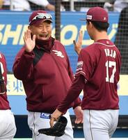 　３安打完封で今季初勝利を挙げた古謝（右）とタッチを交わす三木監督（撮影・開出牧）