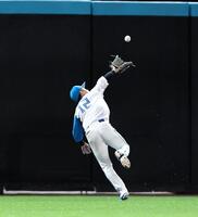 　２回、矢沢が福永の打球を捕れず、逆転三塁打となる（撮影・中島達哉）