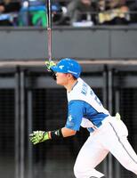 　５回、勝ち越しとなる適時二塁打を放つ清宮幸（撮影・中島達哉）