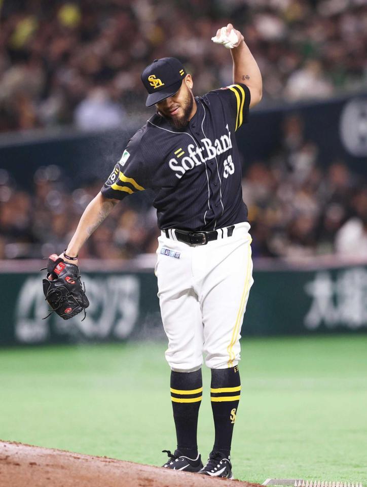 　７回、１死満塁で降板を告げられロジンをたたきつけるヘルナンデス