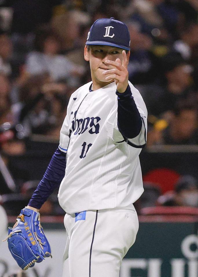 　７回を投げ終え、ベンチに戻る西武・隅田。今季初白星を挙げた