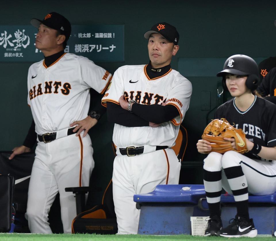 ４回、戦況を見つめる阿部監督（中央）＝撮影・中田匡峻