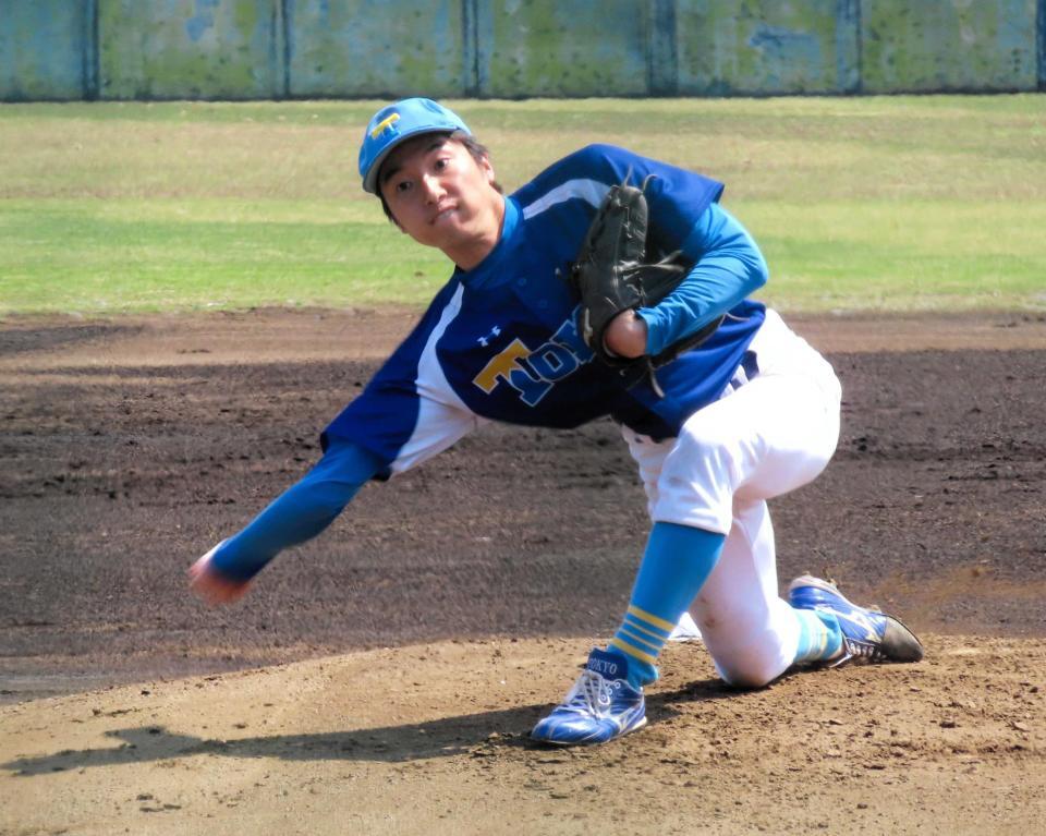 　父が率いる日本製鉄かずさマジックとのオープン戦で力投する東大・渡辺