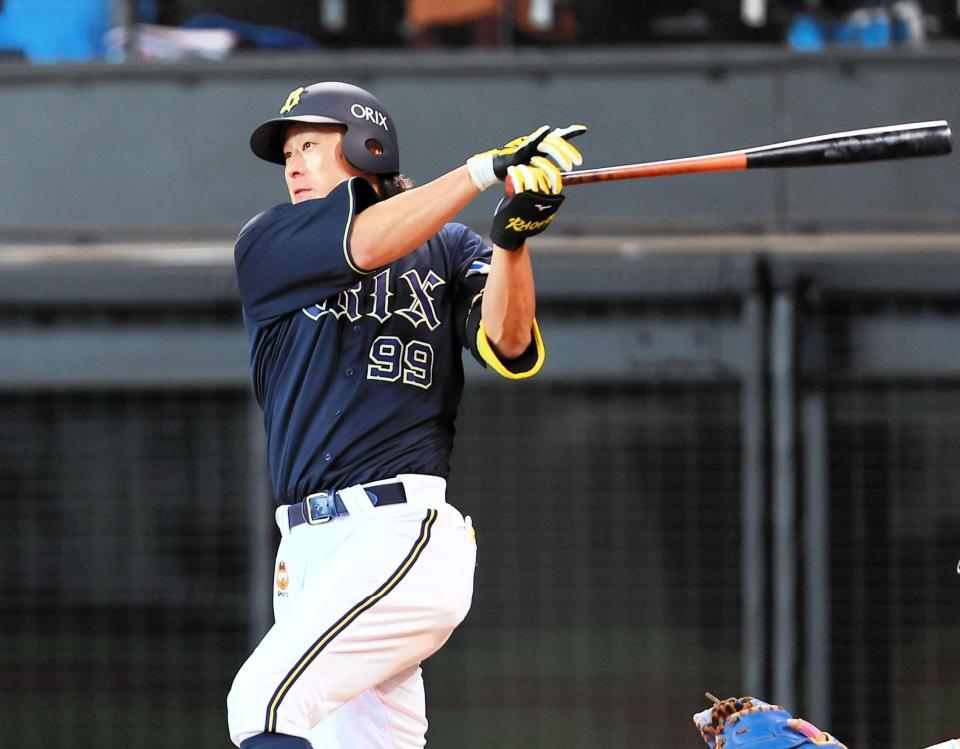 　２回、左前打を放つ杉本（撮影・中島達哉）