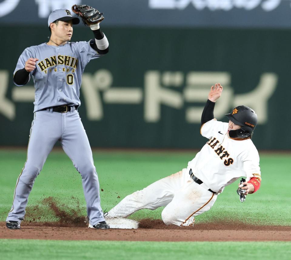 　５回、二盗を決める甲斐。左は遊撃手の木浪（撮影・中田匡峻）