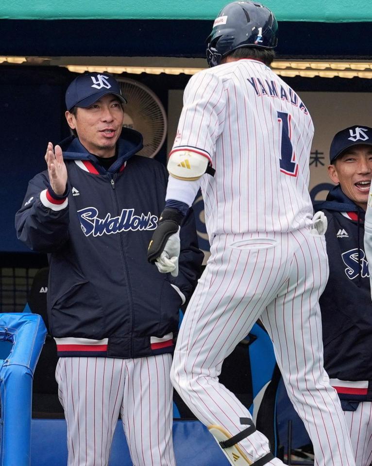 　１回、同点３ランの山田（手前）を迎える高津監督