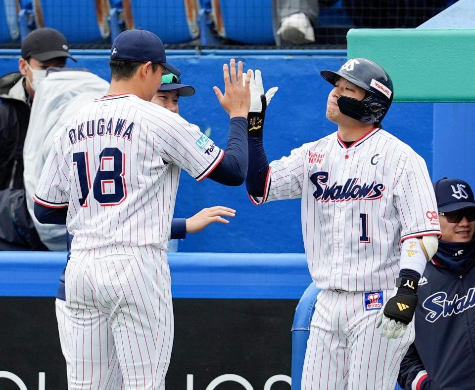 　１回、同点３ランを放ち奥川（左）とタッチをかわす山田