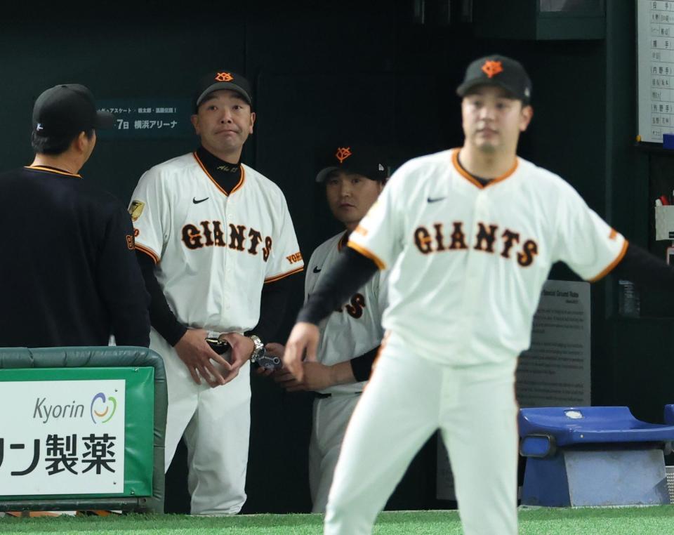 　４回、押し出し四球を与えた石川（手前）に渋い表情の阿部監督（撮影・金田祐二）