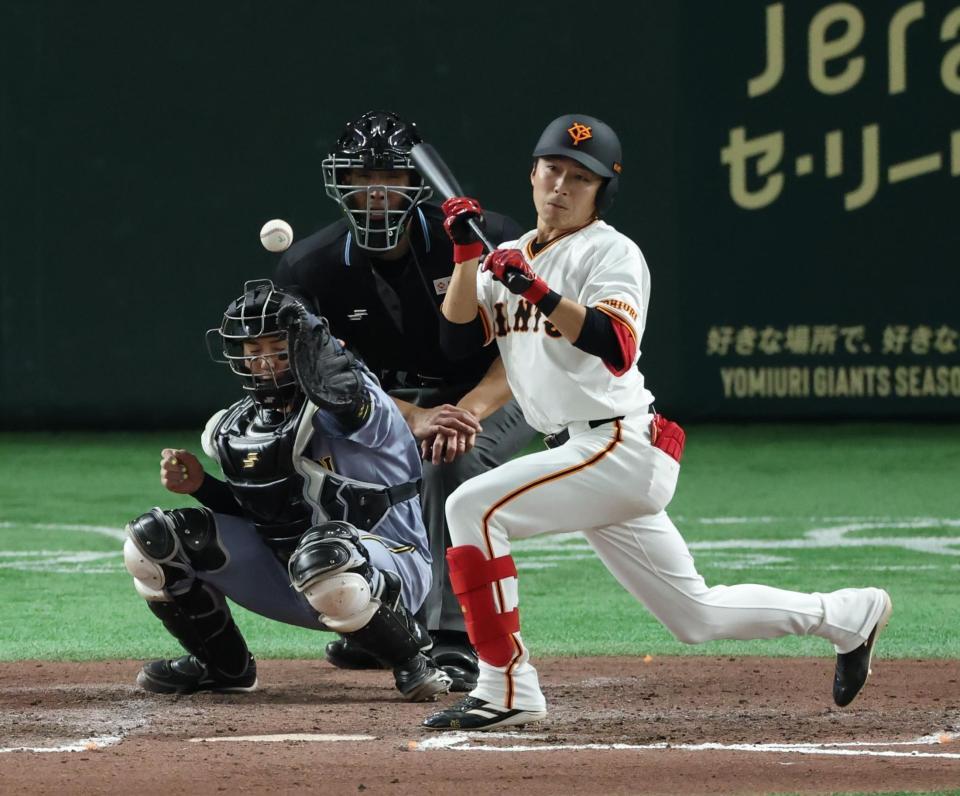 　７回、代打・増田大は送りバントを試みるも二走が三塁でタッチアウト（撮影・金田祐二）