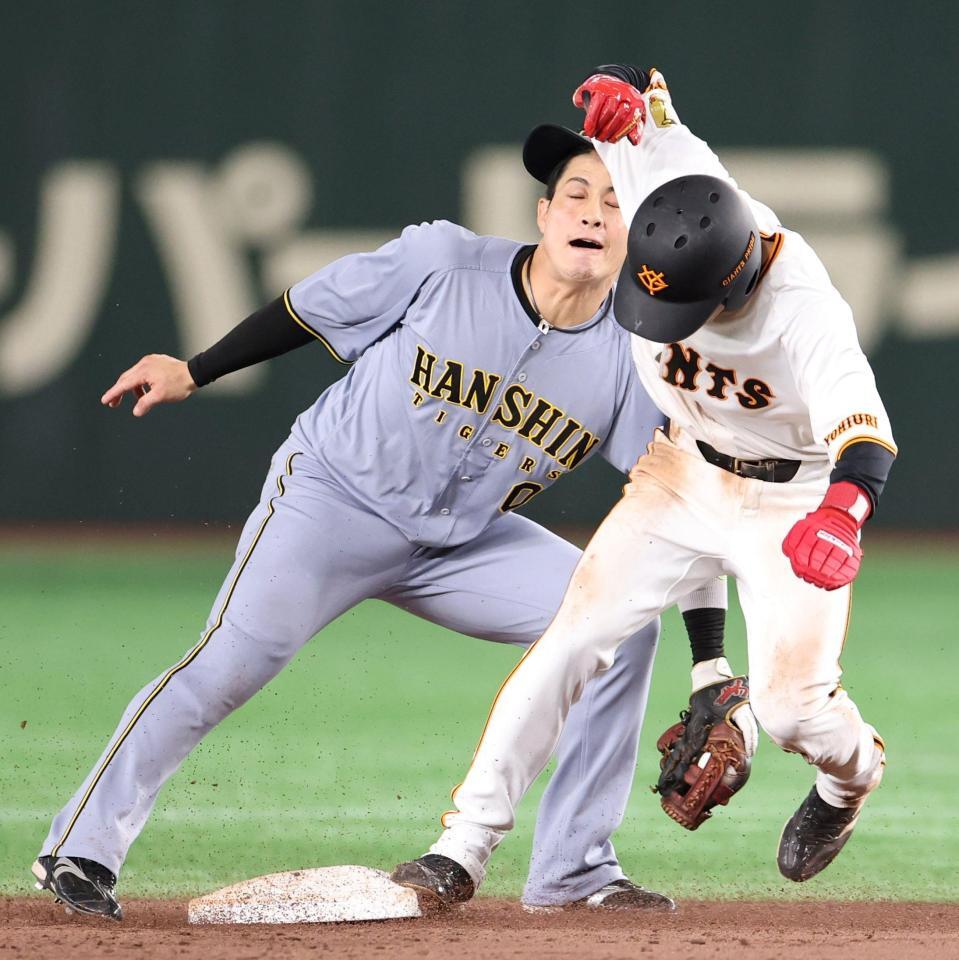 　７回、二盗に成功した増田大（右）の腕が遊撃手の木浪を直撃する（撮影・中田匡峻）