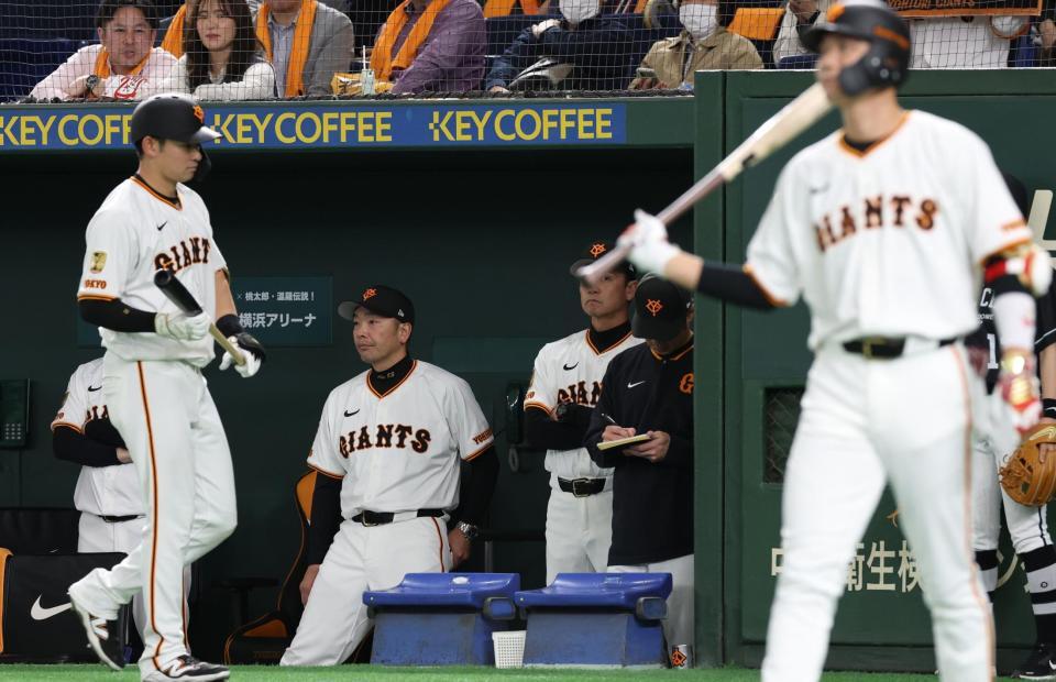 　５回、一打逆転の場面で坂本（右）を代打に送る阿部監督（撮影・中田匡峻）