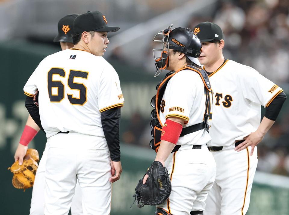 　４回、打席に大山を迎え、マウンドに集まる石川（左）ら巨人ナイン（撮影・中田匡峻）