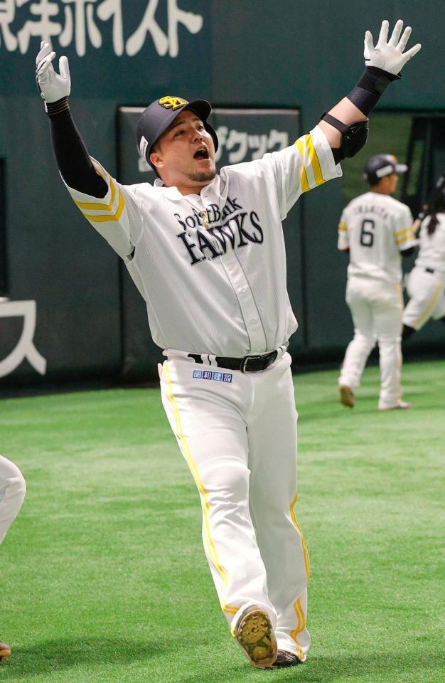 　１回、先制２ランを放ち、ポーズをとる山川