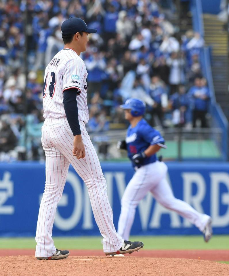 　４回、奥川は細川（右）に同点本塁打を打たれる（撮影・佐藤厚）