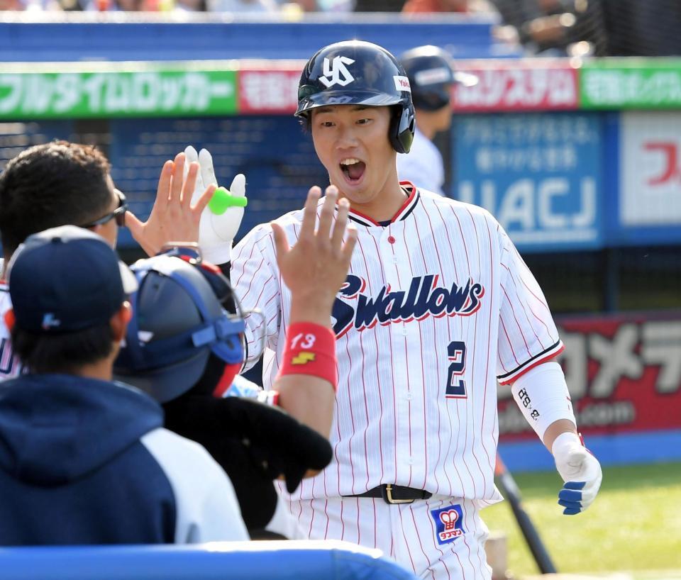 　６回、古賀は左越えに同点ソロを放ち、笑顔でベンチにがい旋する（撮影・佐藤厚）