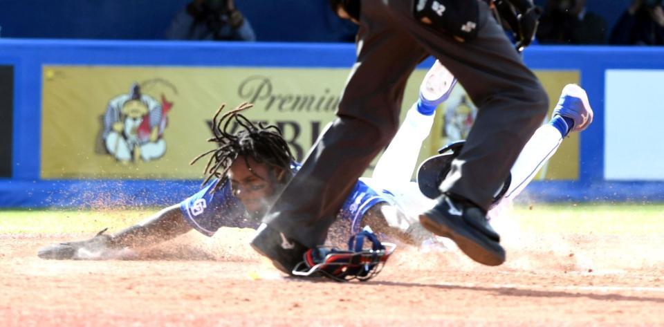 　５回、石川昂の三ゴロで一塁送球の間に三走・カリステが本塁に突入し生還する（撮影・佐藤厚）