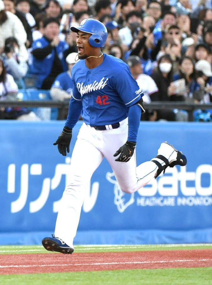 　７回、ブライトは左越えに勝ち越しの１号ソロを放ち、叫びながらダイヤモンドを一周する（撮影・佐藤厚）