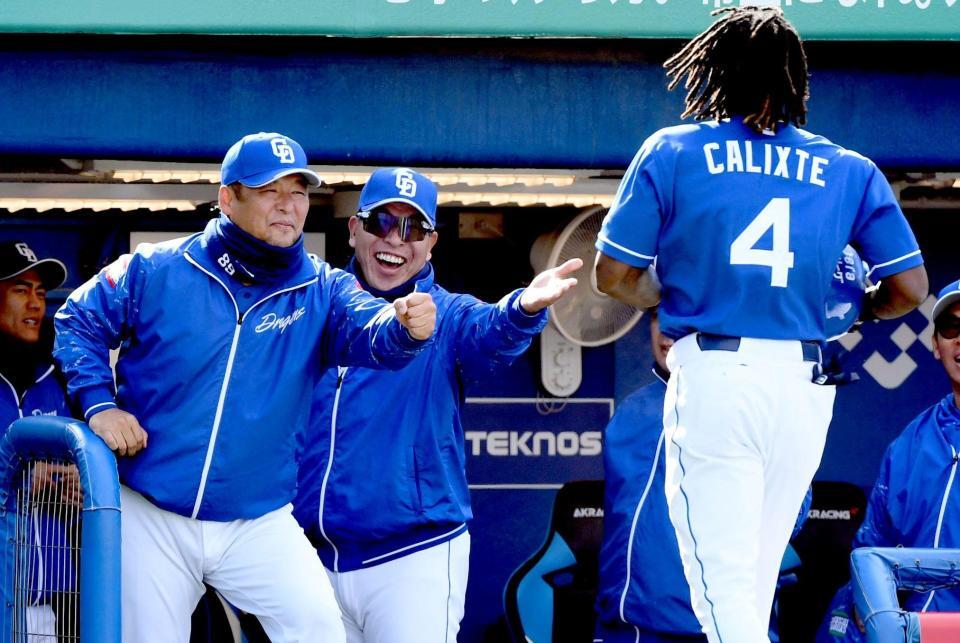 　５回、石川昂の三ゴロの間に生還したカリステ（右）を笑顔で迎える井上監督（中）＝撮影・佐藤厚
