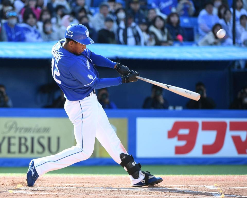 　７回、ブライトは左越えに勝ち越しの１号ソロを放つ（撮影・佐藤厚）