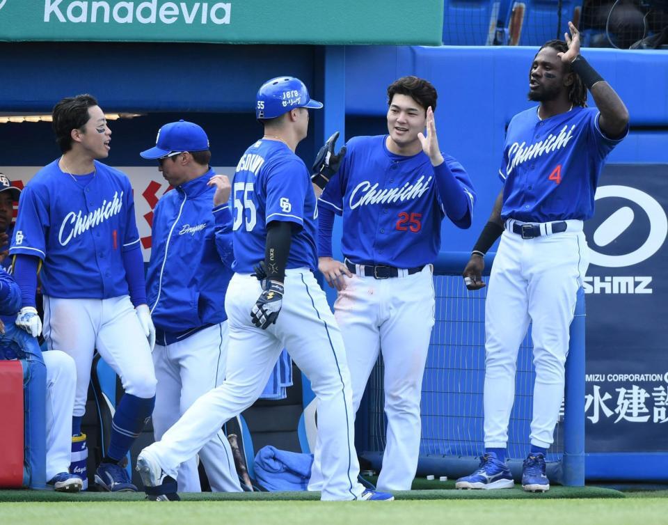 　４回、細川（中）は左越えにチーム今季１号を放ちナインに迎えられる（撮影・佐藤厚）