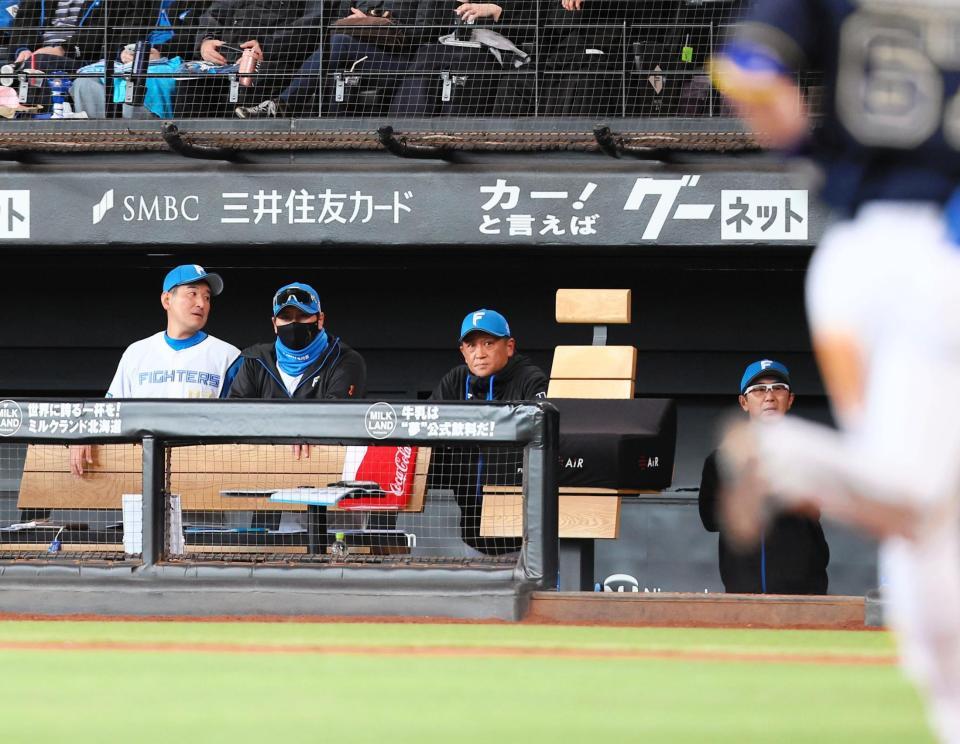 　６回、バーヘイゲンが中川（右）に逆転３ランを浴び、厳しい表情の新庄監督（左から２人目）＝撮影・中島達哉