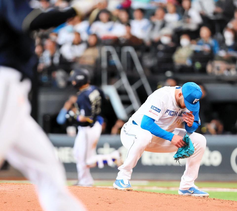 　６回、中川（中央）に逆転３ランを浴び、うなだれるバーヘイゲン（撮影・中島達哉）