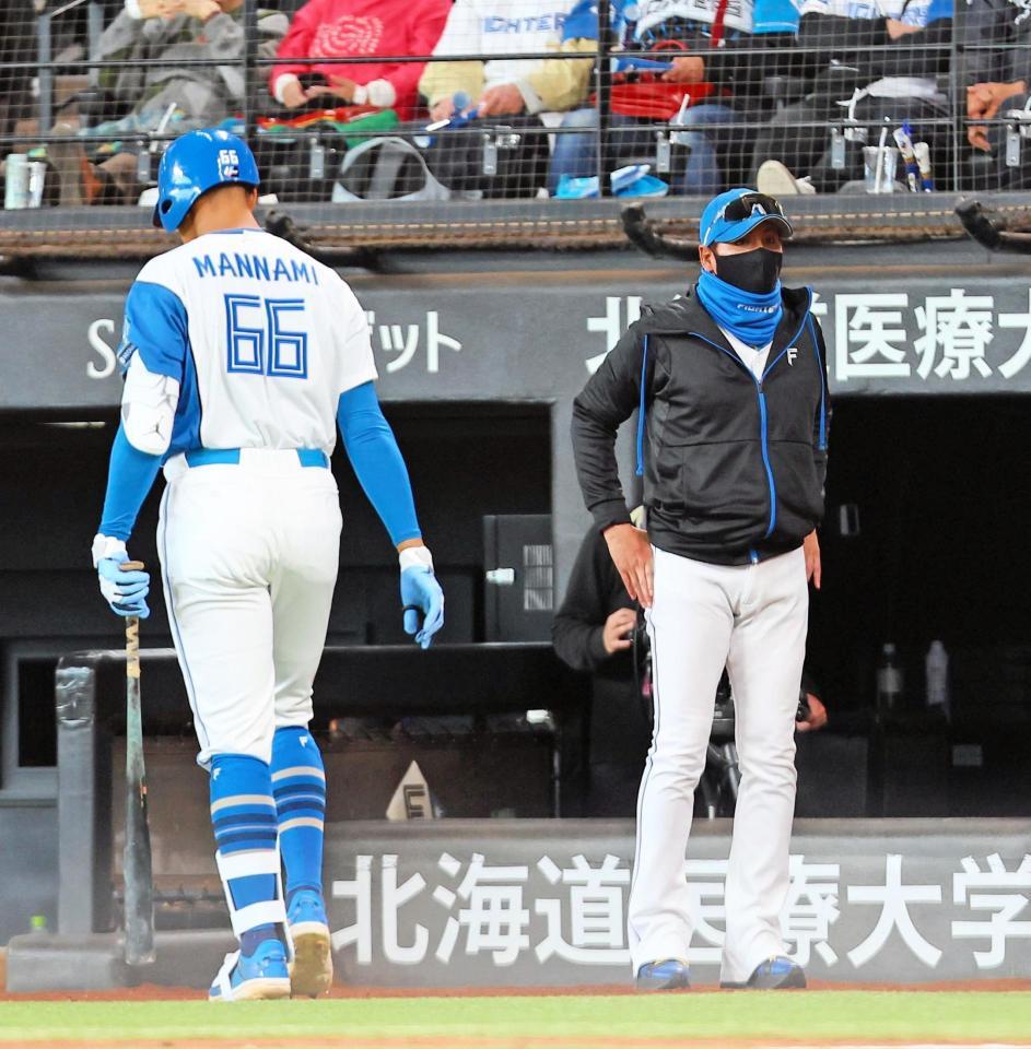 　７回、選手交代を告げる新庄監督（左は空振り三振を喫し、ベンチに戻る万波）＝撮影・中島達哉