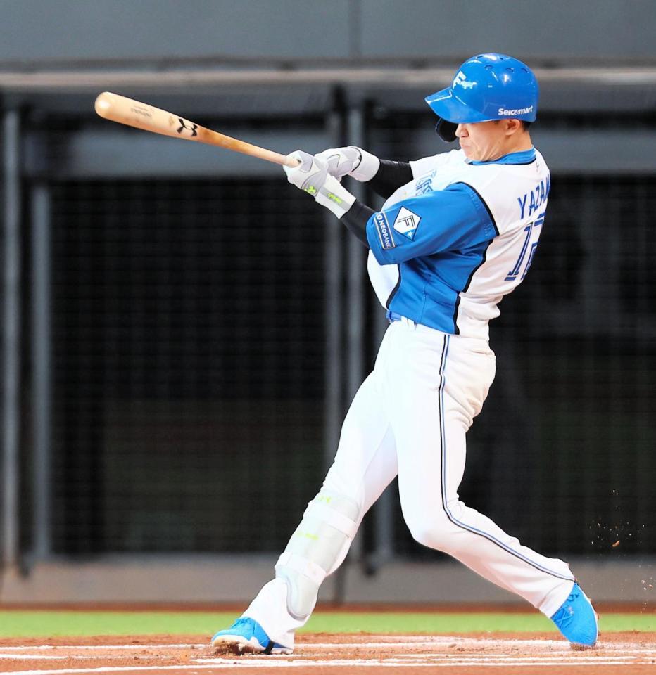 　１回、右越えに先制ソロを放つ矢沢（撮影・中島達哉）