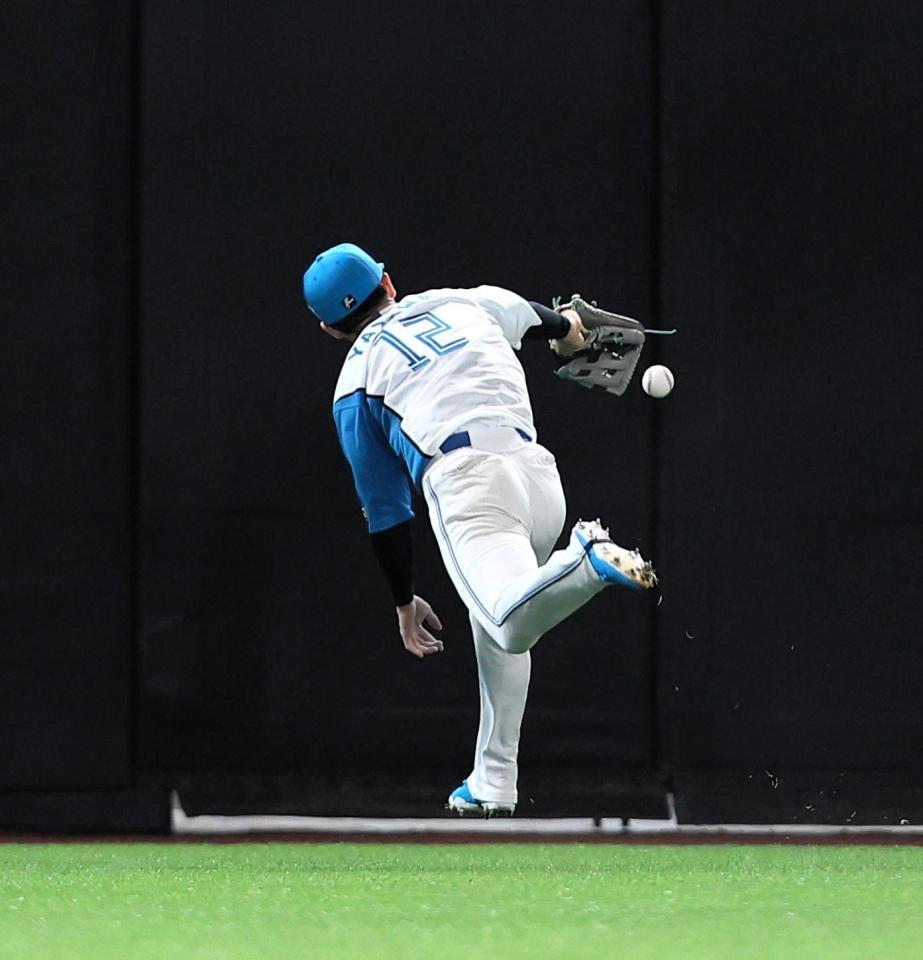 　２回、矢沢が福永の打球を捕れず、逆転三塁打となる（撮影・中島達哉）