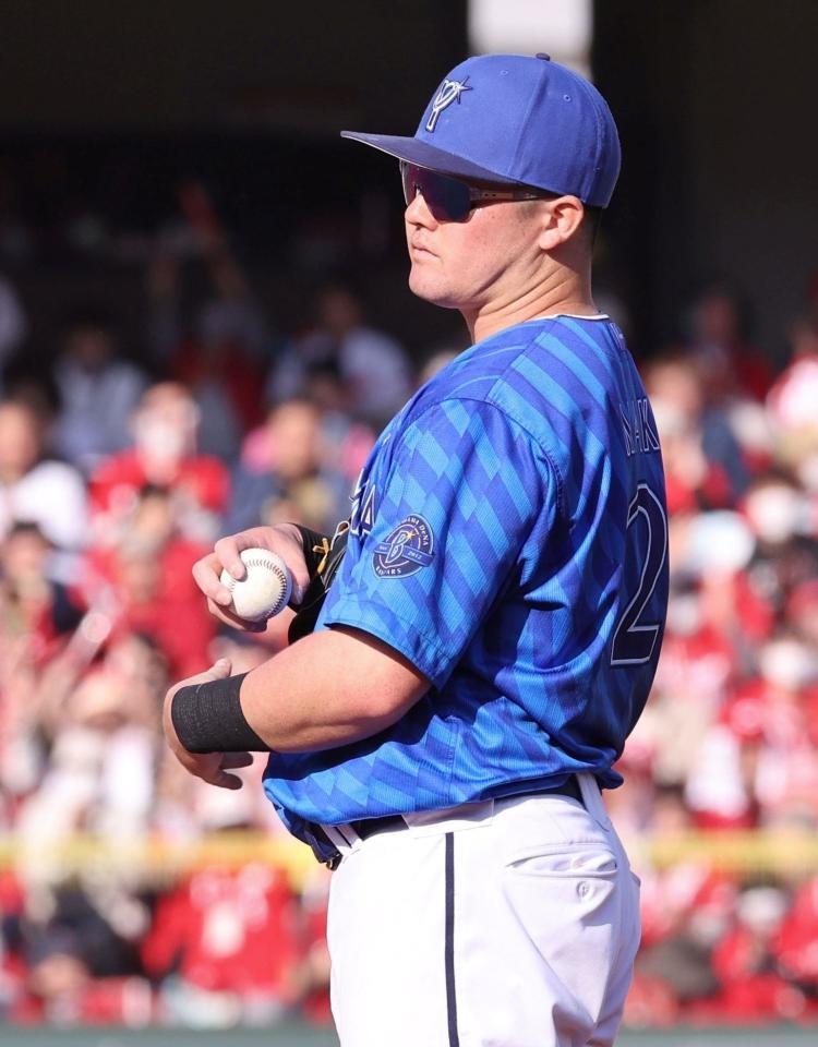 　８回、菊池の打球を捕球しきれず失策を記録し、立ち尽くす牧（撮影・市尻達拡）