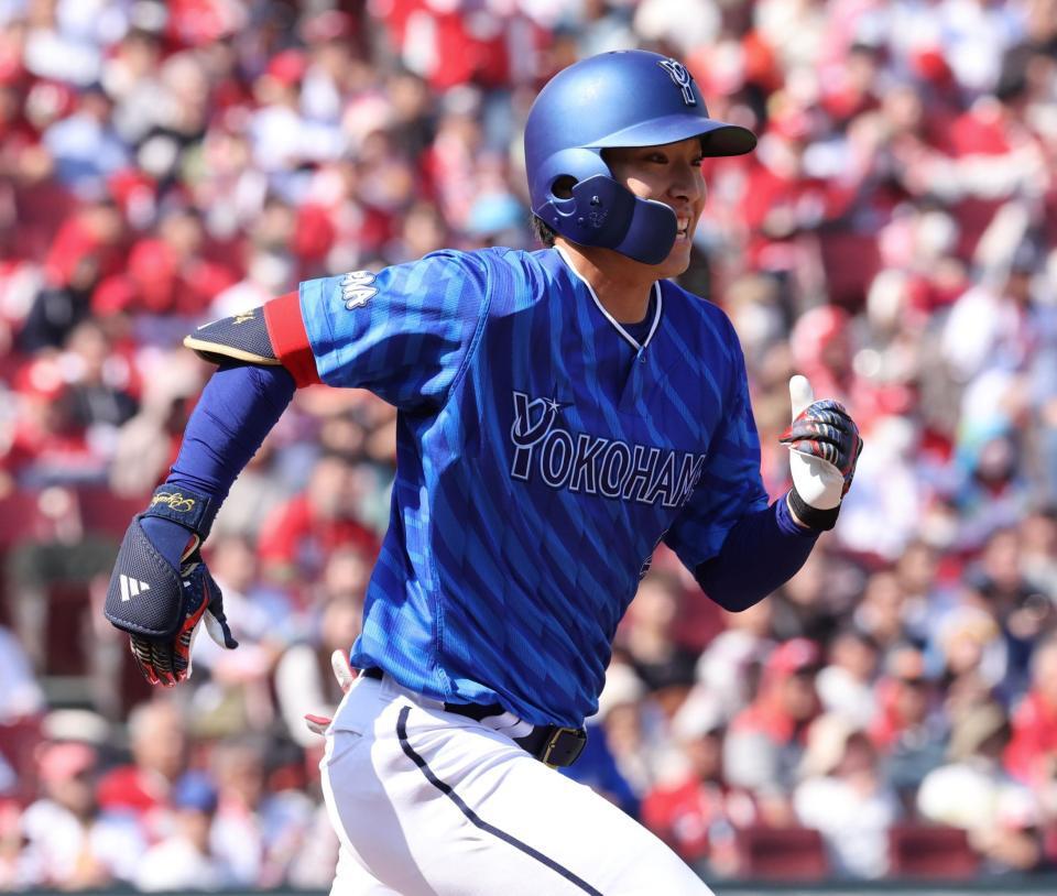 　５回、代打で出場し、三ゴロながら打点を挙げる度会（撮影・市尻達拡）